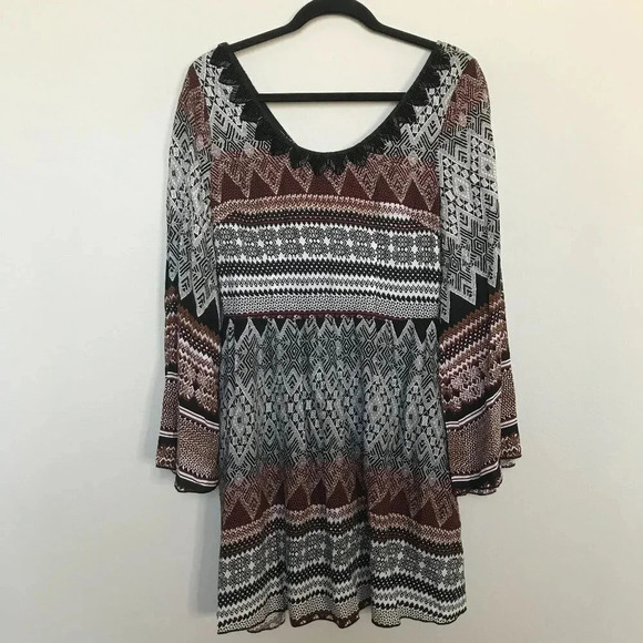 Francesca's Collections Dresses & Skirts - Francesca's Alya Geometric Print Bell Sleeve Dress